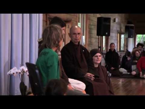 ティク・ニャット・ハンは尋ねられている"先生にからかわれたら どうすればいいですか？" (Thich Nhat Hanh is asked: "What should I do when your teacher makes fun of you?")