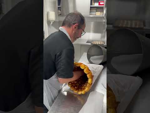 Самый ответственный момент - извлекаем башню из профитролей из конуса)) #chefalexmonaco #рецепты