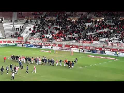 Los fanáticos y jugadores del Real Murcia celebran la victoria por 1-0 ante el Racing de Santander