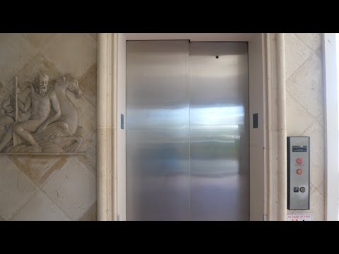 SMALL General hydraulic elevator @ Best Western Yacht Harbor, Dunedin, Florida
