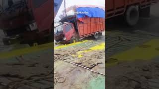 Download lagu ketika mobil bermuatan lebih jatuh ke air #shorts mp3 Download lagu ketika mobil bermuatan lebih jatuh ke air #shorts mp3
