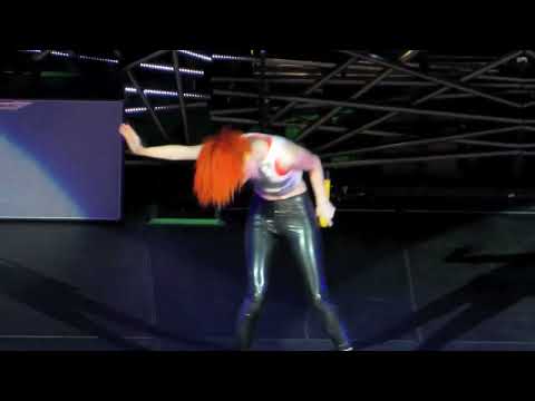 PARAMORE -  Misery Business - The Self-Titled Tour 2013 (lucky fan sings along with Hayley).mp4