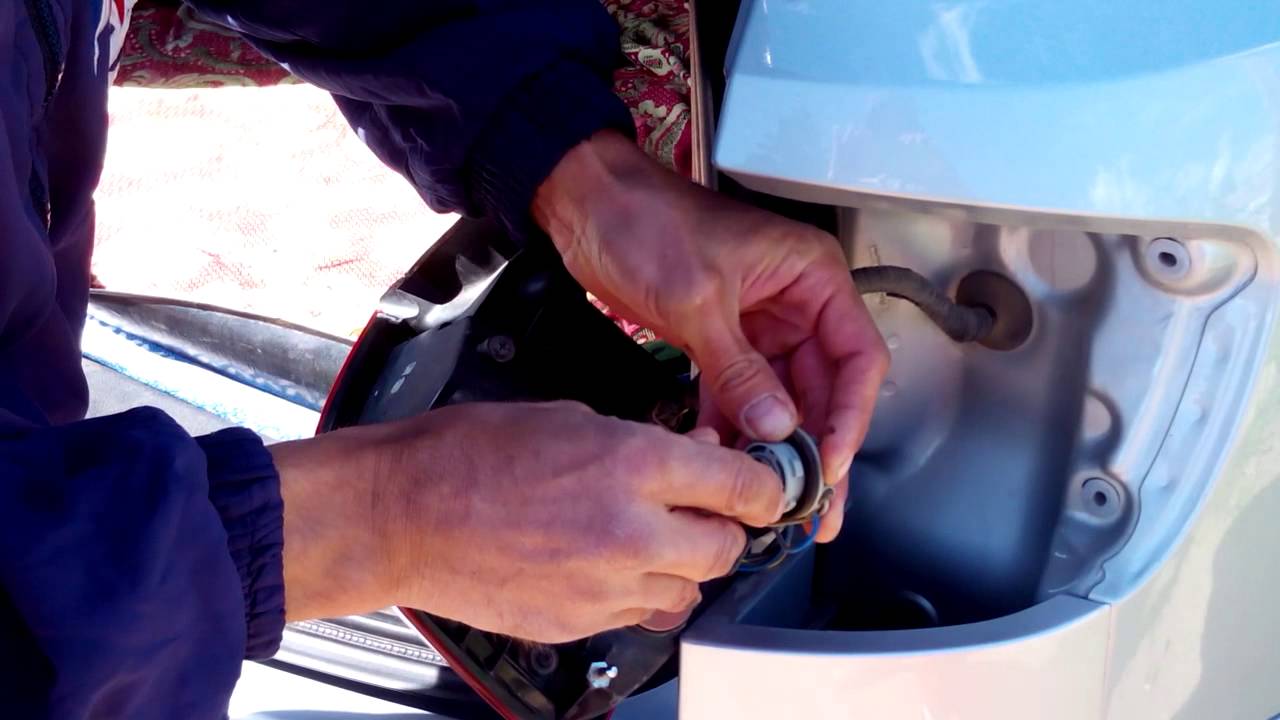 как поменять лампу стоп габарит на кайрон