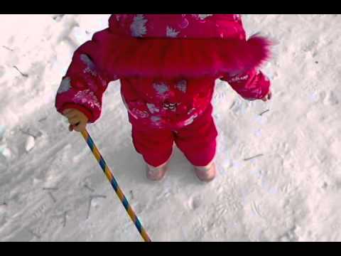 дочь копает снег