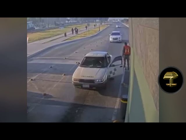 PERTURBADOR VIDEO de un soldado siendo atropellado e impactado contra un coche por un taxi en México