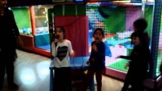 Cantando karaoke