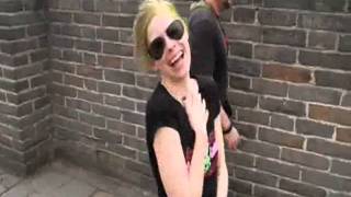Avril Lavigne in the Great Wall of China