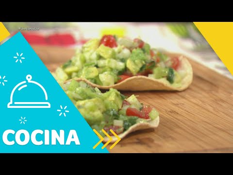 Tostadas con Sardinas y Atún con Ensalada de Aguacate | Un Nuevo Día | Telemundo