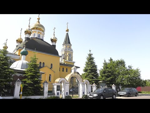 Волонтеры благоустроили территорию храма видео