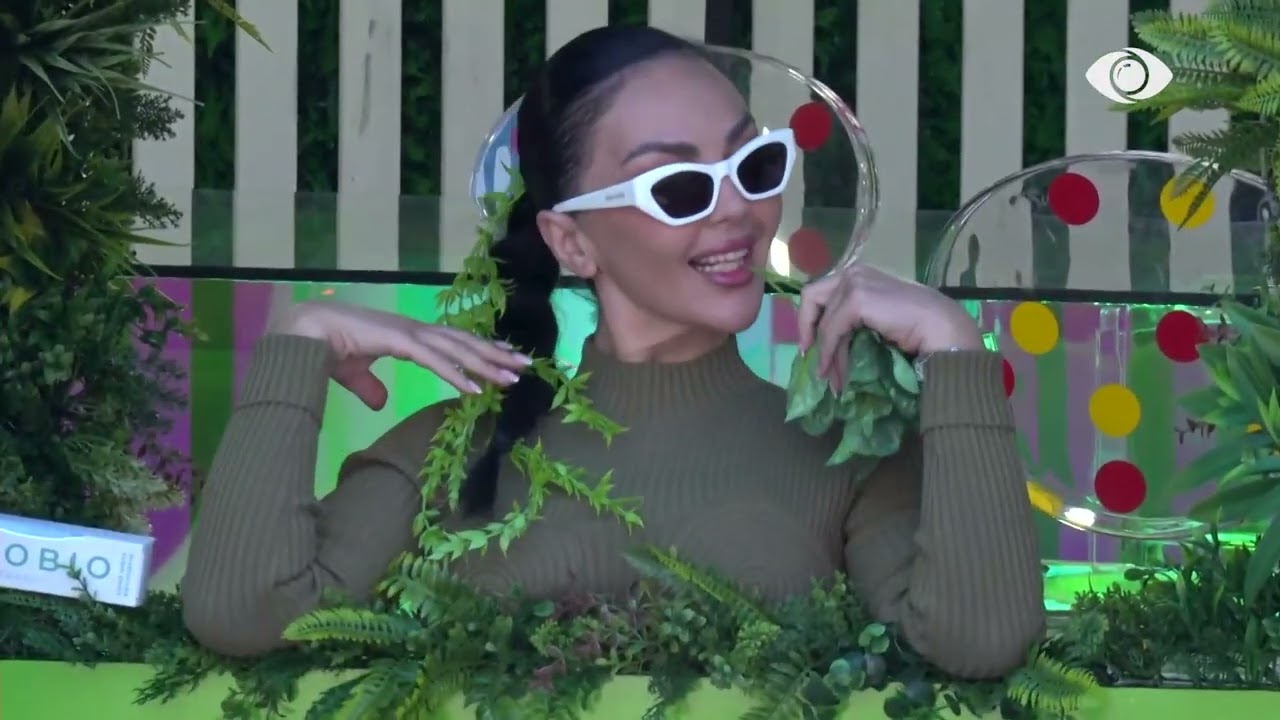 Buzëqeshja më e bukur/ Banorët pozojnë me produktet e Herbadent