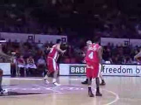 34 15-12-07 BCO-Gent - Greg Brunner vecht voor de bal en sco