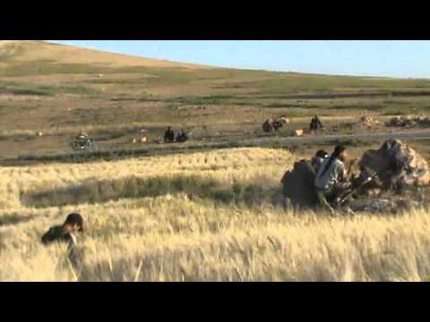 تقدم عناصر كتيبة الشهيد مروان حديد بالقرب من حاجز الحمرا في ريف حماة