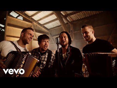 Trauffer - Traktor (Official Video) ft. Rusch-Büeblä