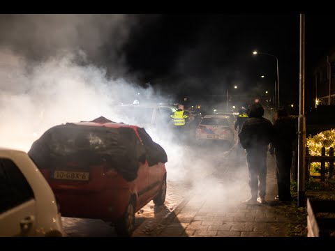 Politie bekogeld met zwaar vuurwerk bij buitenbrand aan Aalbersestraat in Hoogezand
