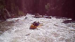preview picture of video 'Piedra River 2009 Southwest through the eye of the needle (yellow boat)'