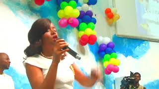 Le nom de Jésus (Sinach) par la Sr Sarah Bono au Centre Évangélique La Parole Éternelle