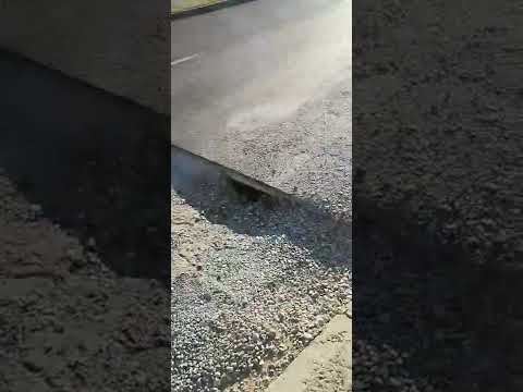 Udarna rupa na kojoj je oštećeno nekoliko automobila zatrpana grebanim asfaltom [video]