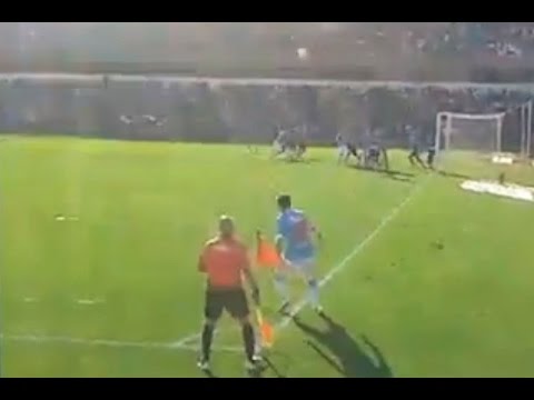 Fußballer trifft mit sensationeller Bananenflanke