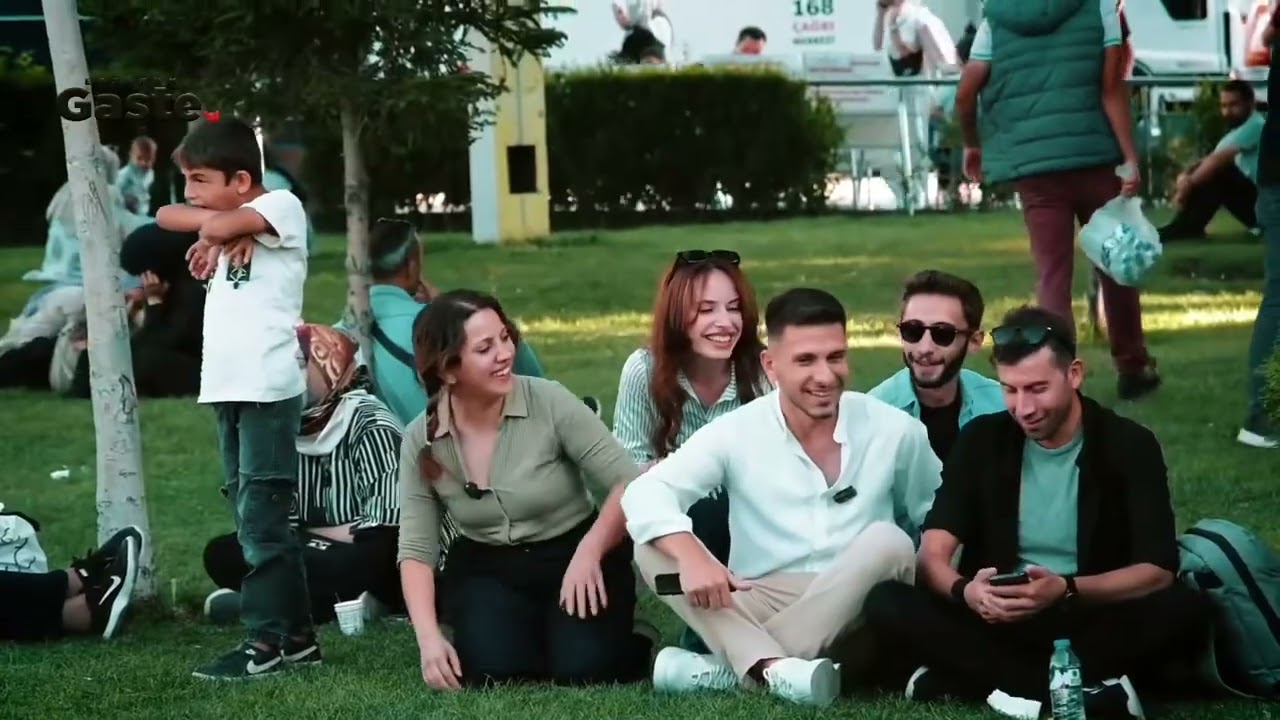 Yolda tanımadığımız insanlarla fotoğraf çekildik