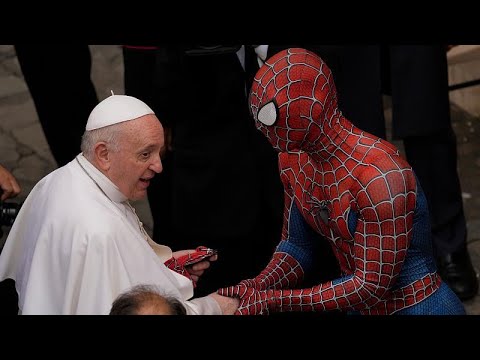 شاهد "سبايدرمان" يلتقي البابا فرنسيس ويقدم له هدية خاصة في الفاتيكان…