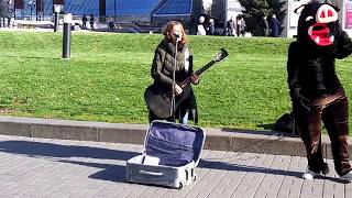 Veronika Todorova spielt „Don't Worry, Be Happy“ auf dem Maidan in Kiev
