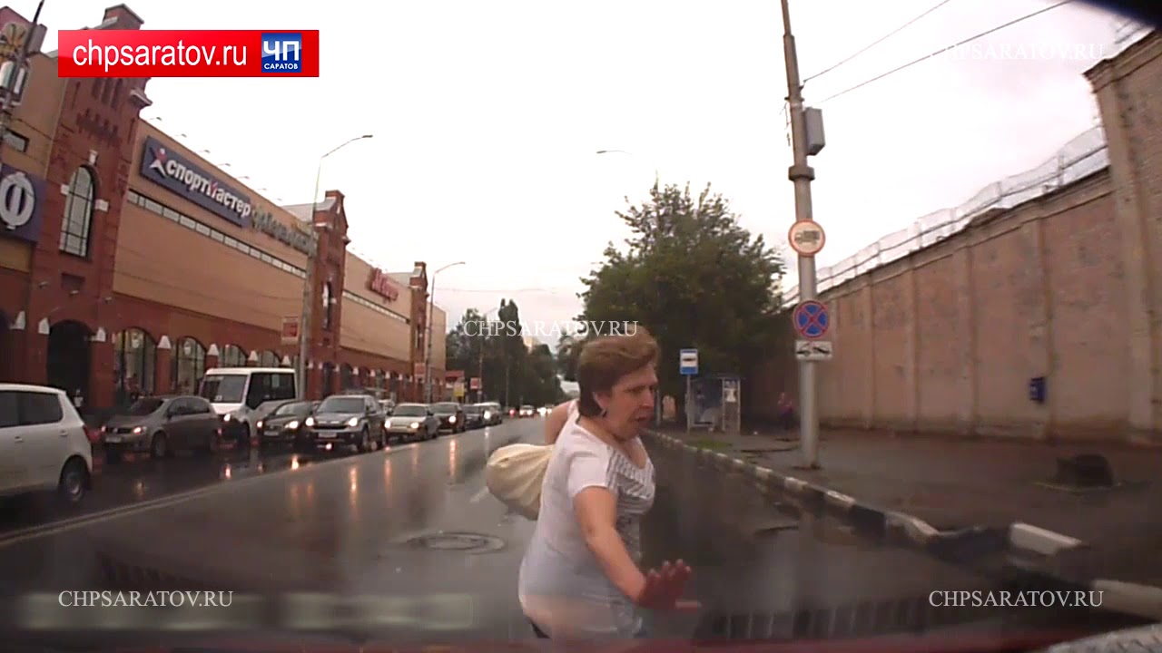 Автоледи сбила перебегавшую дорогу женщину в Саратове