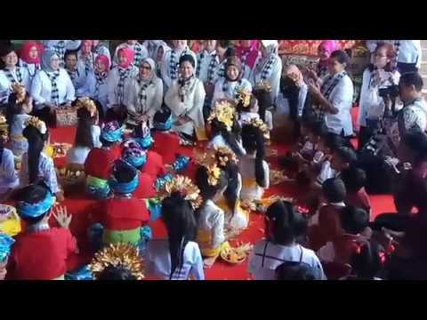 Tari Pendet Siswa PAUD  Sambut Iriana Joko Widodo