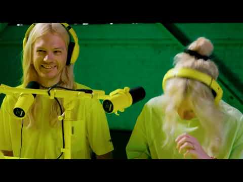 Osno1 (Laura Les) - how to dress as human