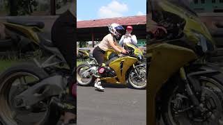 Download lagu Windi tries CBR 1000 mp3