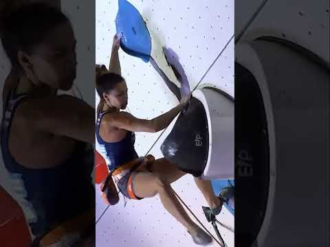 Molly Thompson-Smith big hand pop at IFSC Lead Worldcup in Briancon