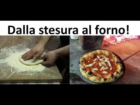 Pizza Margherita in forno a legna