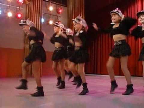 Jodie Sweetin dancing in Full House (Stephanie 'Steph' Judith Tanner)