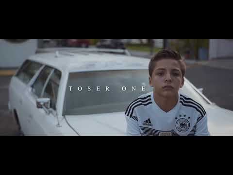 TOSER ONE FT. NETO PEÑA ME MANTENGO DE PIE.
