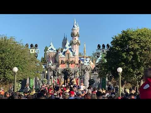 Morning Opening (Rope Drop) With Holiday Theme - Disneyland