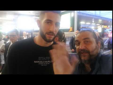 Roberto Gagliardini saluta i tifosi della Nazionale Italiana col Salutatore