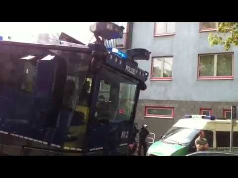 1. Mai 2013 in Berlin - Polizei steht mit Wasserwerfern Demonstranten gegenüber