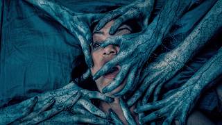 Família se muda para casa assombrada e para saírem precisam enfrentar centenas de fantasmas