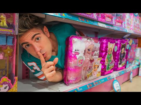 JUGANDO A LAS ESCONDIDAS EN UNA JUGUETERIA !!