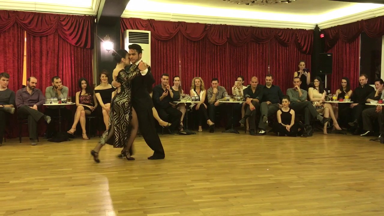 Alexander Moncada Rojas y Lía Selalmazidi bailan La Cachila en milonga El Cabeceó, Grecia