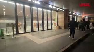 Corteo a Roma, sassi contro gli ingressi della stazione Termini