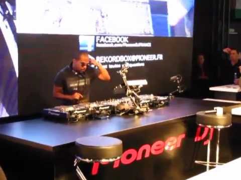 Mixmove 2013 - DJ Maurice Lachance - Stand Pioneer D J