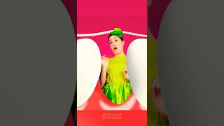 Download lagu OH NO! THIS GREEN THING IS STUCK WITH ME!!! 🥰😁😋 Let's get rid of it with a cool & fun gadget #funny mp3