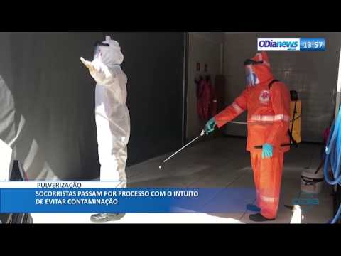Socorristas passam por processo de pulverizacão para evitar contaminacão (12 05 20)