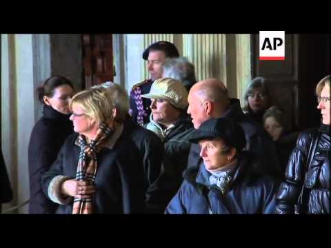 20,000 Czechs pay last respects to former President Vaclav Havel