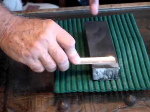 Utilidad de la vueltecita cuando afilamos una navaja sobre una piedra con barrillo