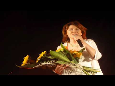 HALINA FRĄCKOWIAK  -  KWIATY WE WŁOSACH