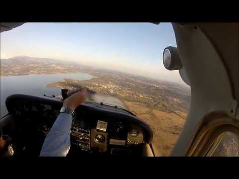 Giovane pilota in volo sul Lago di Varese