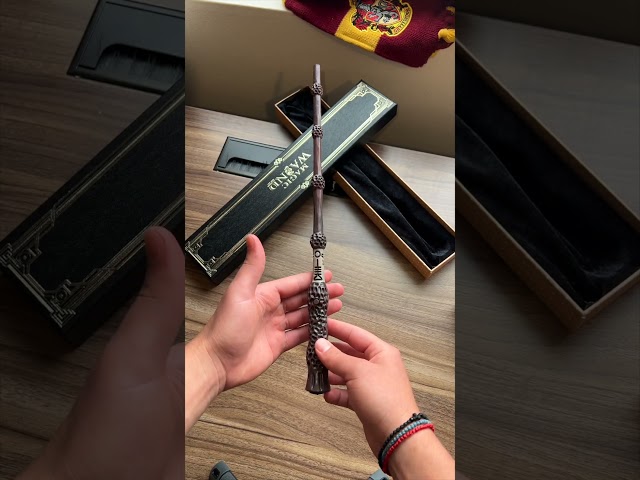 Vídeo relacionado con Harry Potter Wizarding World - Juego de 4 bolígrafos para varitas Voldemort, Hermione, Dumbledore y Harry Potter