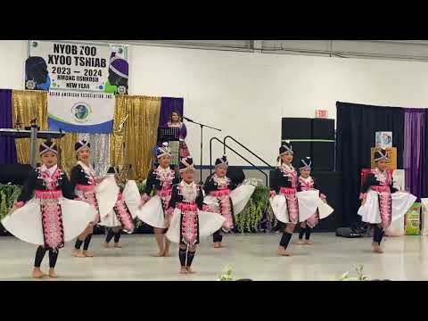 Tseem Nkauj Hmoob dance to Win Vang and Huab Vwj Leej Muam Hmoob