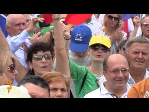 Moldovans Call For Union With Romania